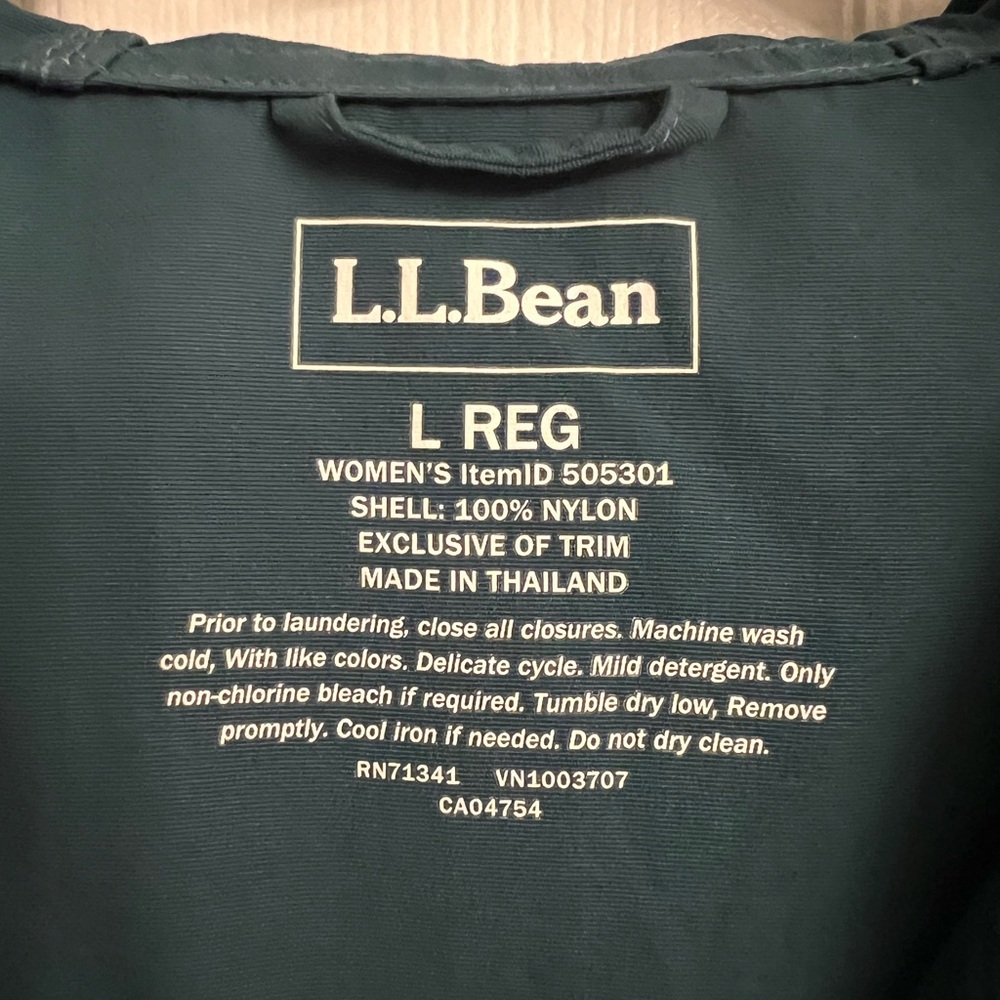 L.L. Bean Mountain Classic Wind & Water-Resistant Packable Anorak Women's Large - Picture 10 of 10